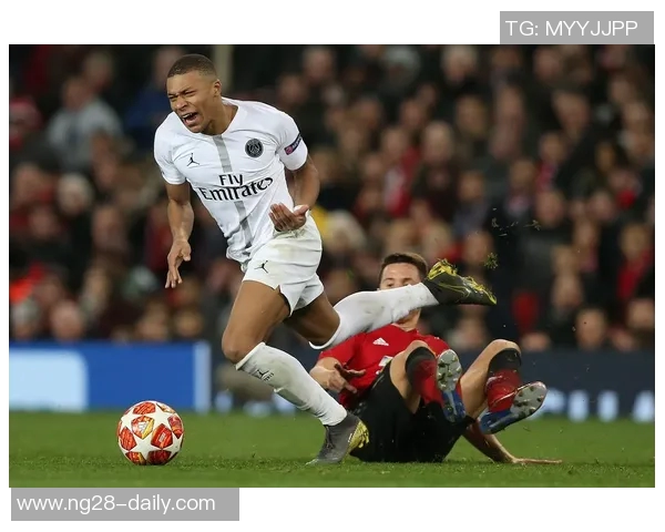 巴黎圣日耳曼大胜曼联神扑引发争议判罚全场沸腾